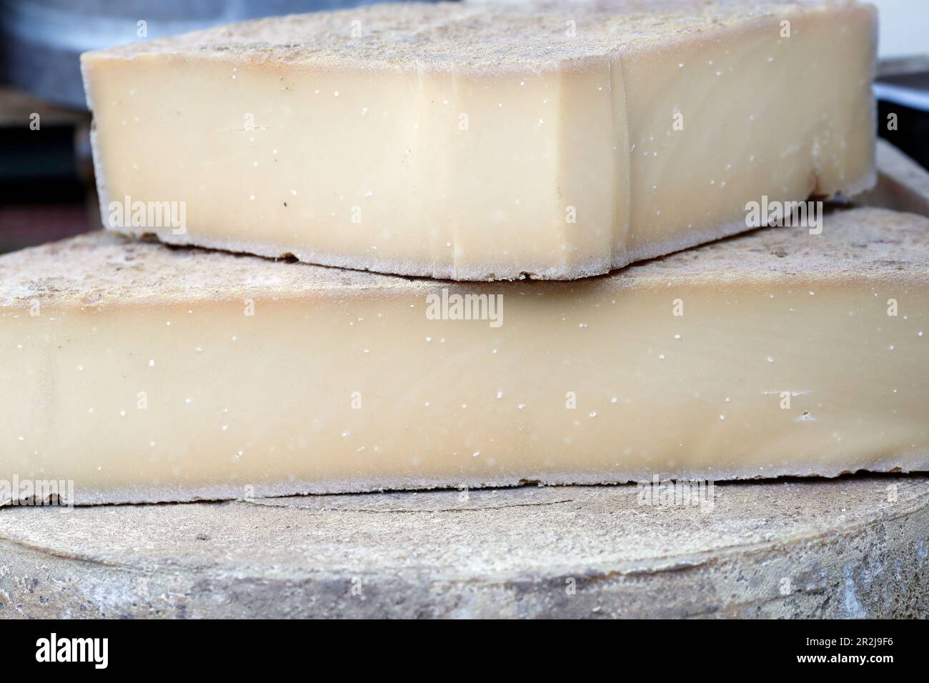 Traditioneller französischer Käse, Beaufort de Savoier, Bergkäse zum Verkauf auf dem Markt, Frankreich, Europa Stockfoto