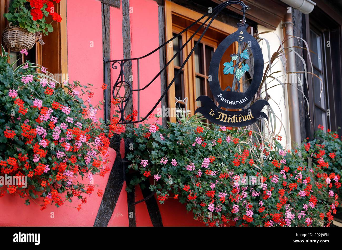 Restaurant-Schild im Dorf Riquewihr, in der elsässischen Weinregion Frankreichs, Elsass, Frankreich, Europa Stockfoto