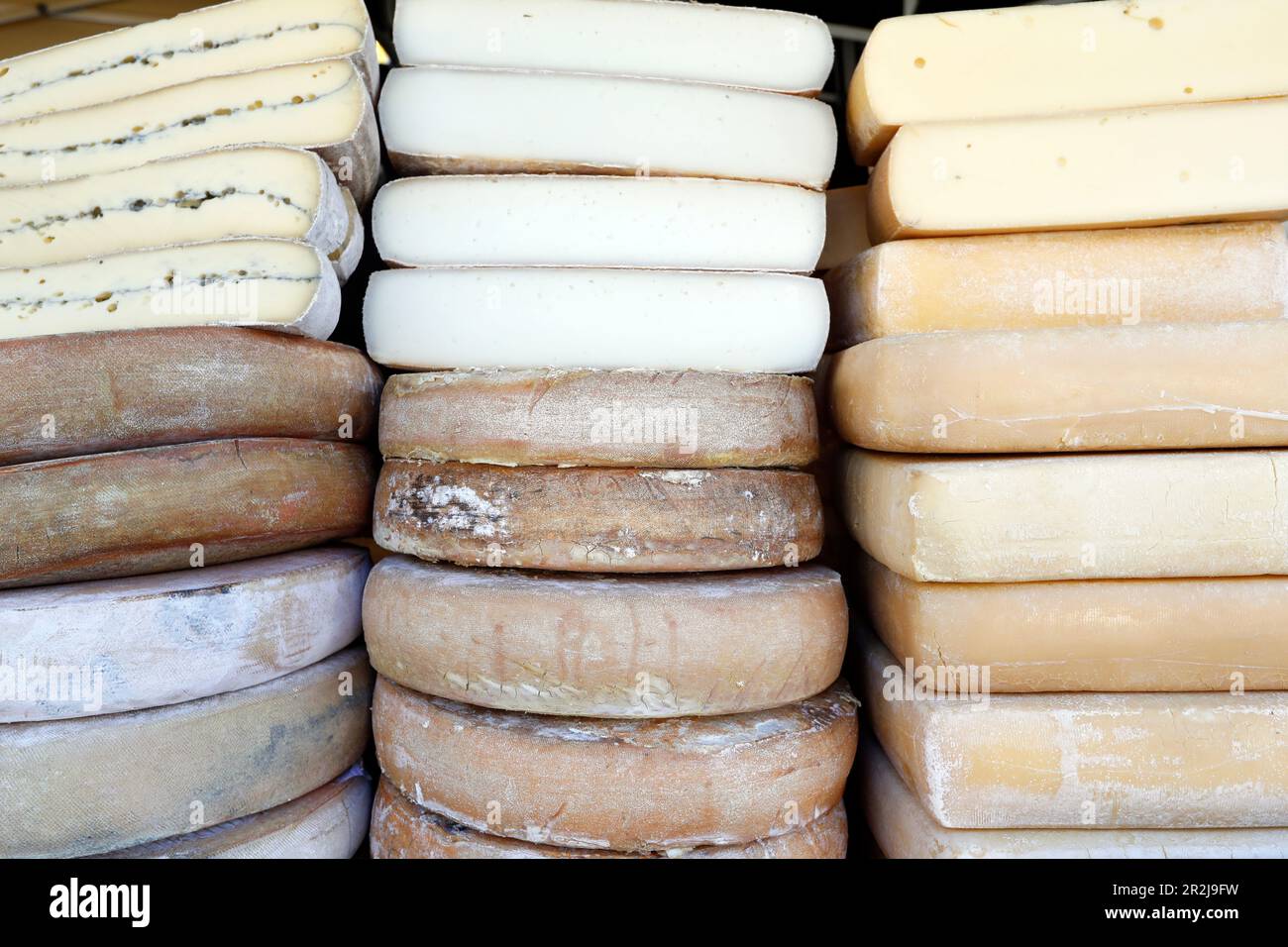 Traditioneller französischer Käse, Raclette und Morbier, Bergkäse zum Verkauf auf dem Markt, Frankreich, Europa Stockfoto