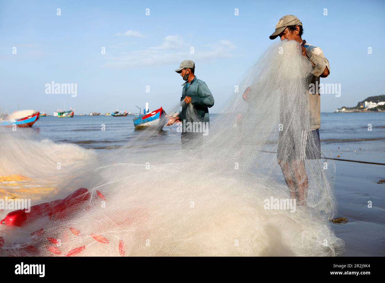 Fischer Instandsetzung Fischernetze, hängen Dua Bay, Vung Tau, Vietnam, Indochina, Südostasien, Asien Stockfoto