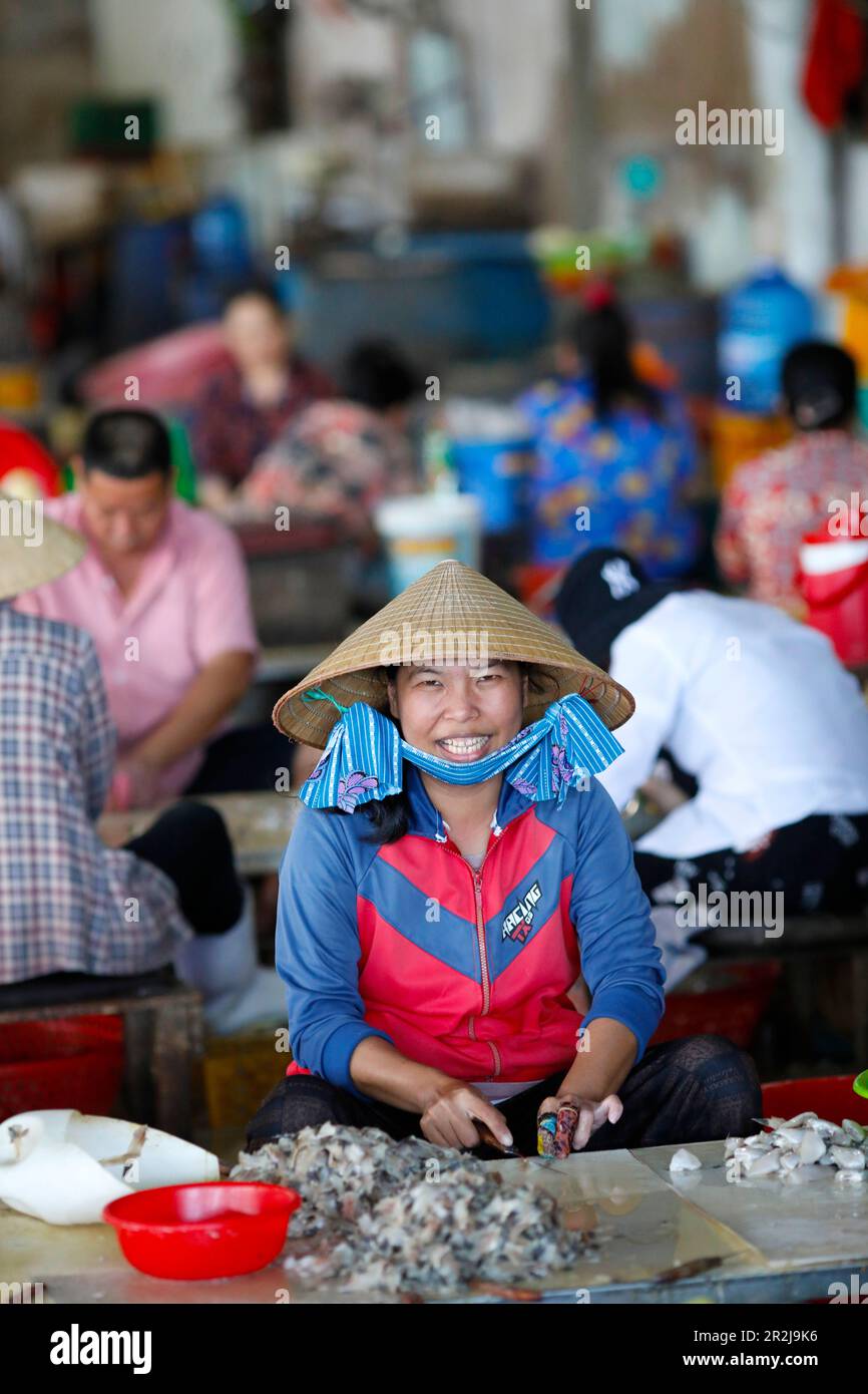 Frau bei der Arbeit in einer kleinen Fischfabrik, Zubereitung von Fischfilets, Vung Tau, Vietnam, Indochina, Südostasien, Asien Stockfoto