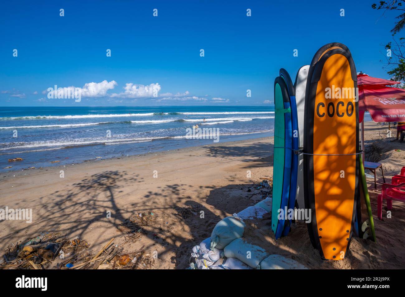 Blick auf Surfbretter und Anbieter am sonnigen Morgen auf Kuta Beach, Kuta, Bali, Indonesien, Südostasien, Asien Stockfoto