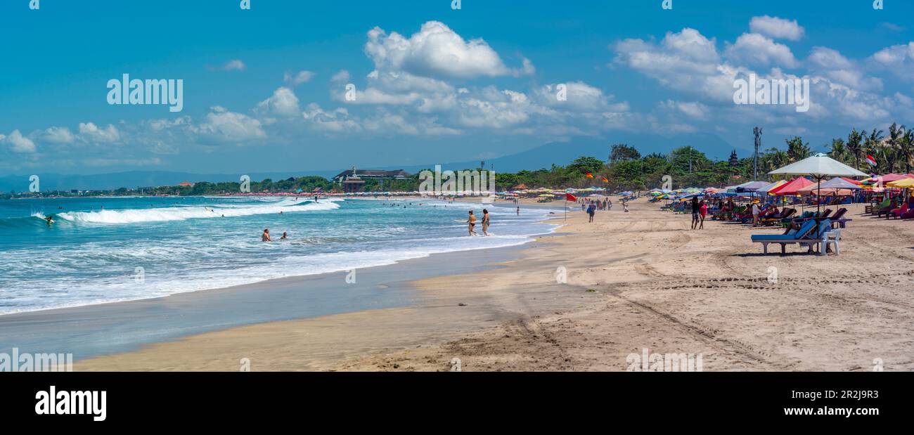 Blick auf Sonnenschirme am sonnigen Morgen auf Kuta Beach, Kuta, Bali, Indonesien, Südostasien, Asien Stockfoto