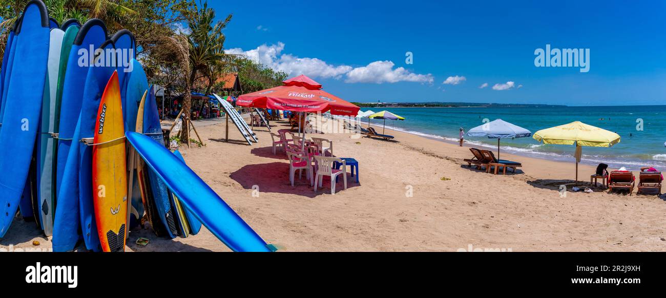Blick auf farbenfrohe Sonnenschirme und Surfbretter am sonnigen Morgen auf Kuta Beach, Kuta, Bali, Indonesien, Südostasien, Asien Stockfoto