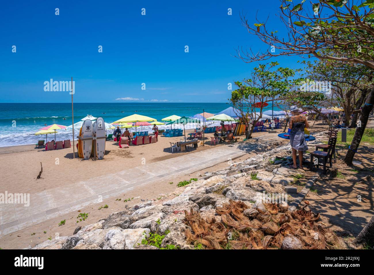 Blick auf farbenfrohe Sonnenschirme am sonnigen Morgen auf Kuta Beach, Kuta, Bali, Indonesien, Südostasien, Asien Stockfoto
