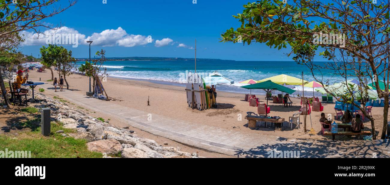 Blick auf Verkäufer und Surfbretter am sonnigen Morgen auf Kuta Beach, Kuta, Bali, Indonesien, Südostasien, Asien Stockfoto