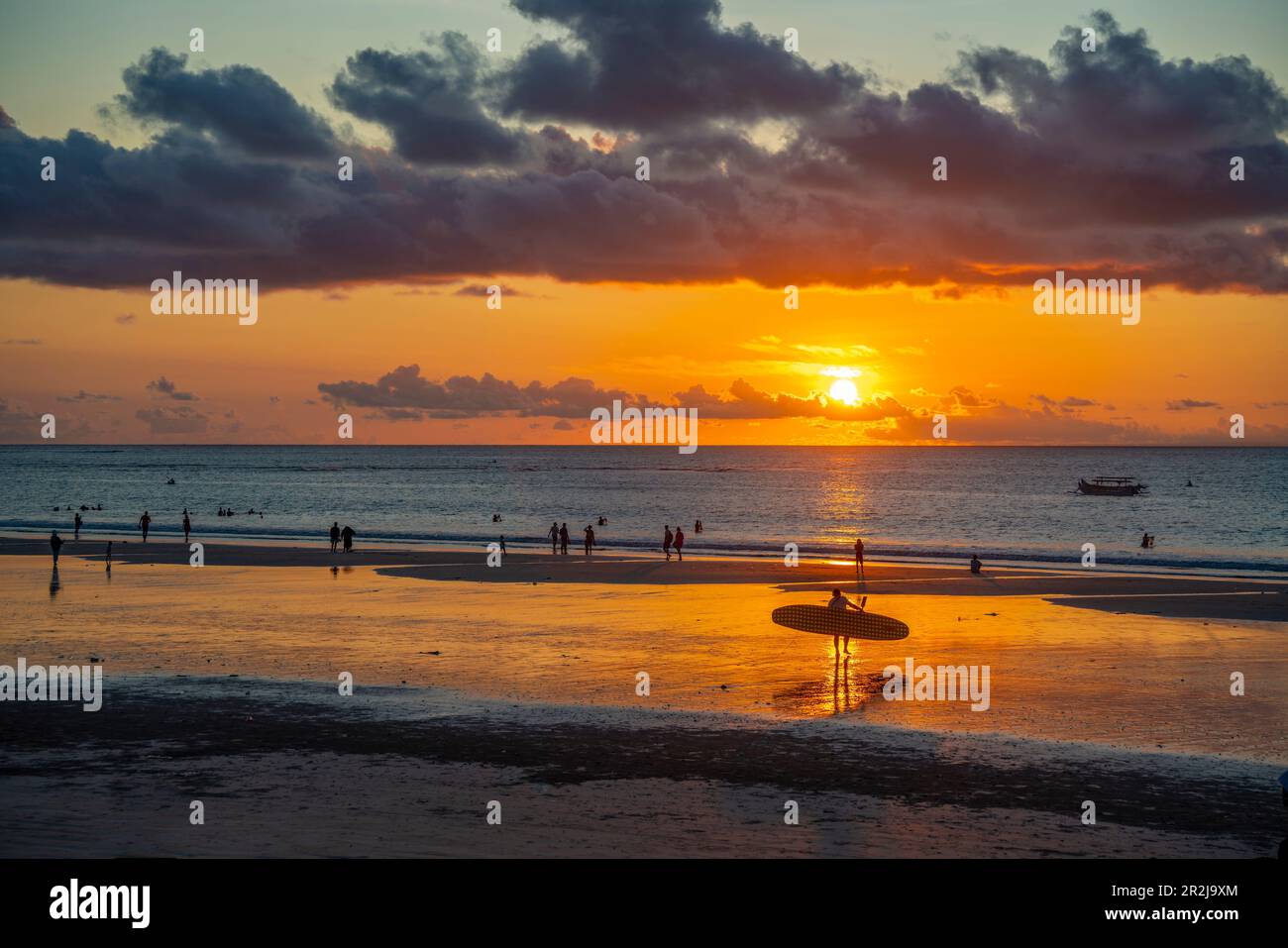 Blick auf Kuta Beach bei Sonnenuntergang, Kuta, Bali, Indonesien, Südostasien, Asien Stockfoto