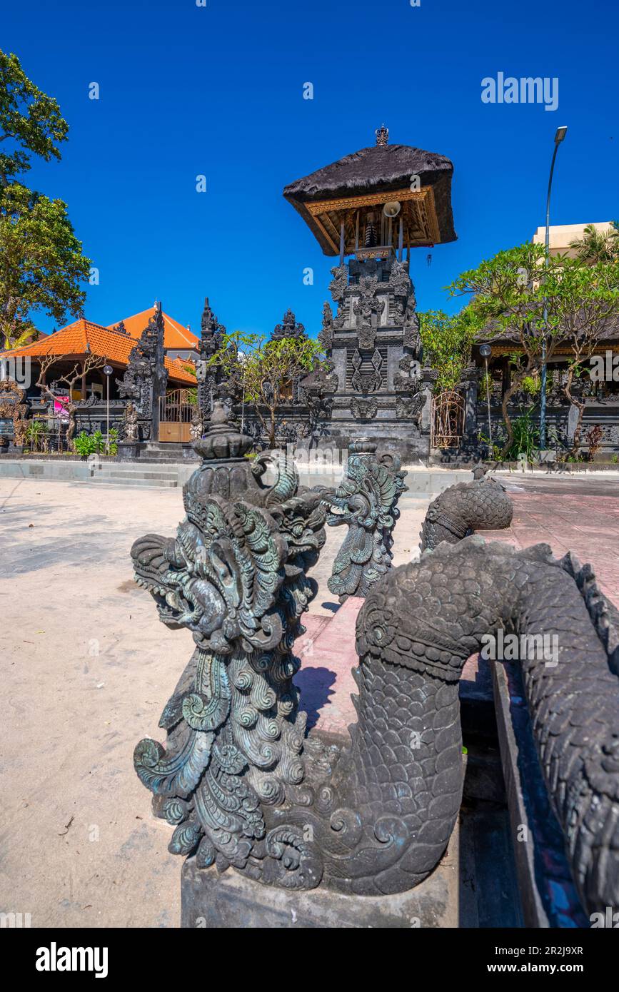Blick auf Skulptur und Hindu-Tempel in der Nähe von Shelter Kebencanaan am Kuta Beach, Kuta, Bali, Indonesien, Südostasien, Asien Stockfoto