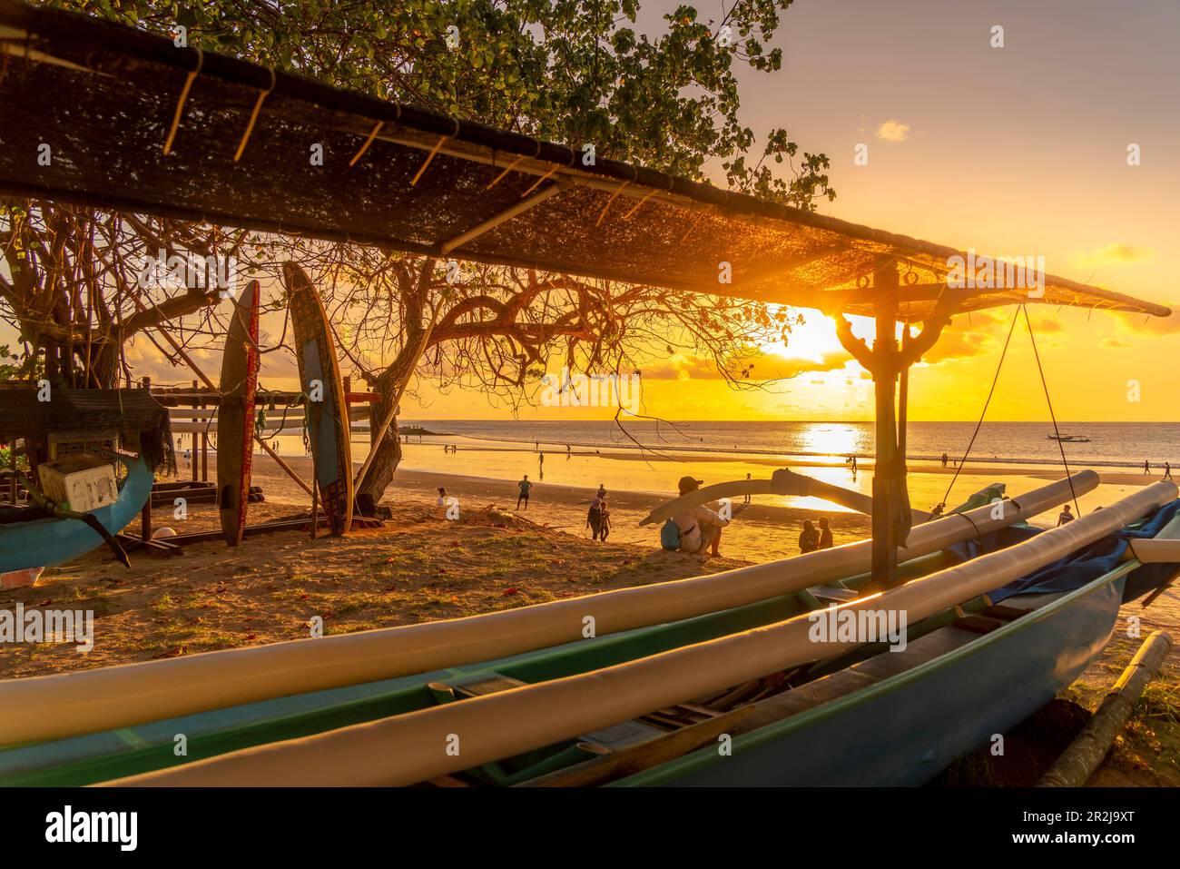 Blick auf Ausleger mit Blick auf Kuta Beach bei Sonnenuntergang, Kuta, Bali, Indonesien, Südostasien, Asien Stockfoto