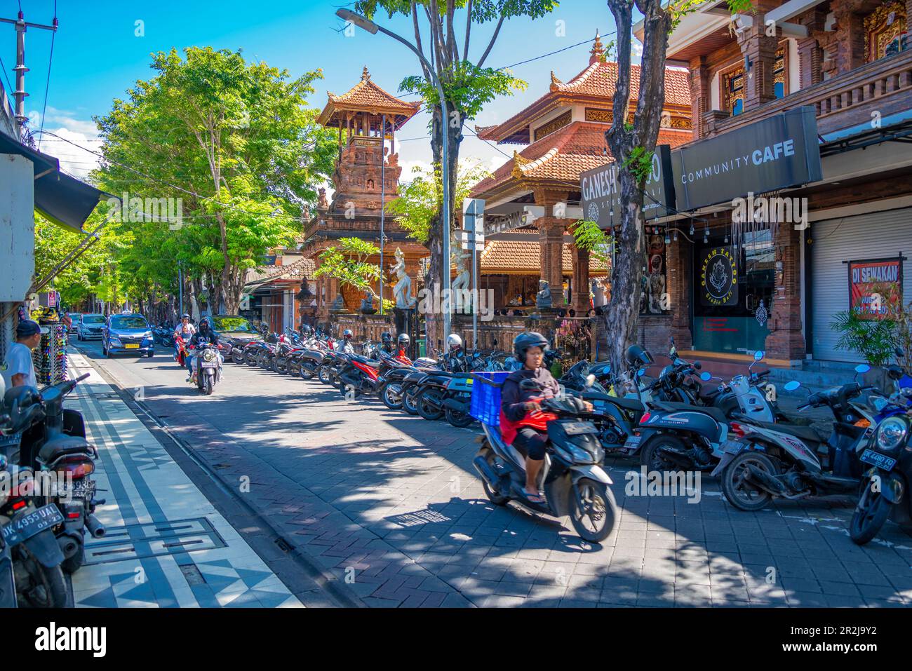 Blick auf den Hindu-Tempel und die Straße in Kuta, Kuta, Bali, Indonesien, Südostasien, Asien Stockfoto