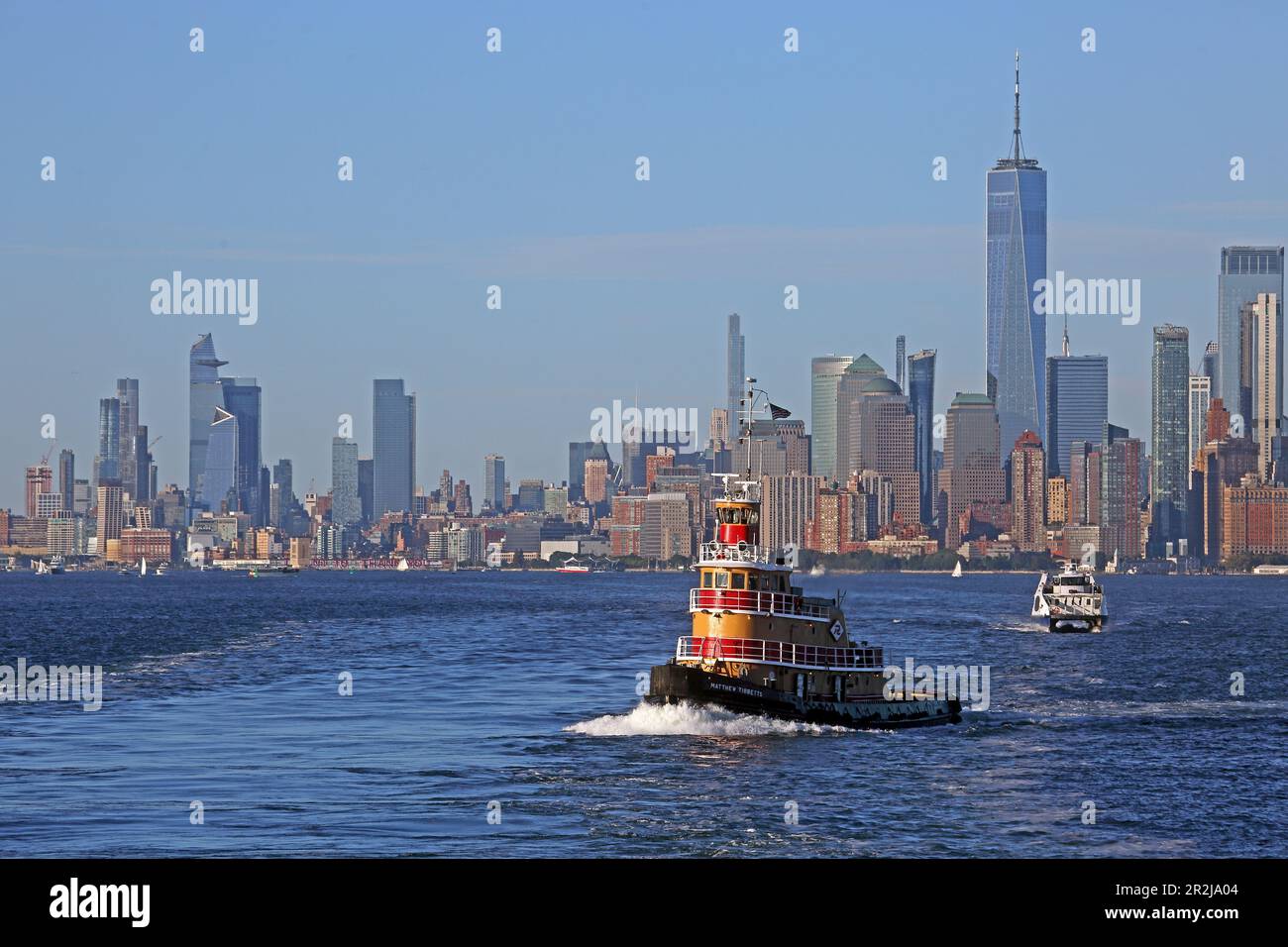 Schlepper im Hafen von New York mit der Skyline des Financial District und Hudson Yards auf der linken Seite, Manhattan, New York, New York, USA Stockfoto