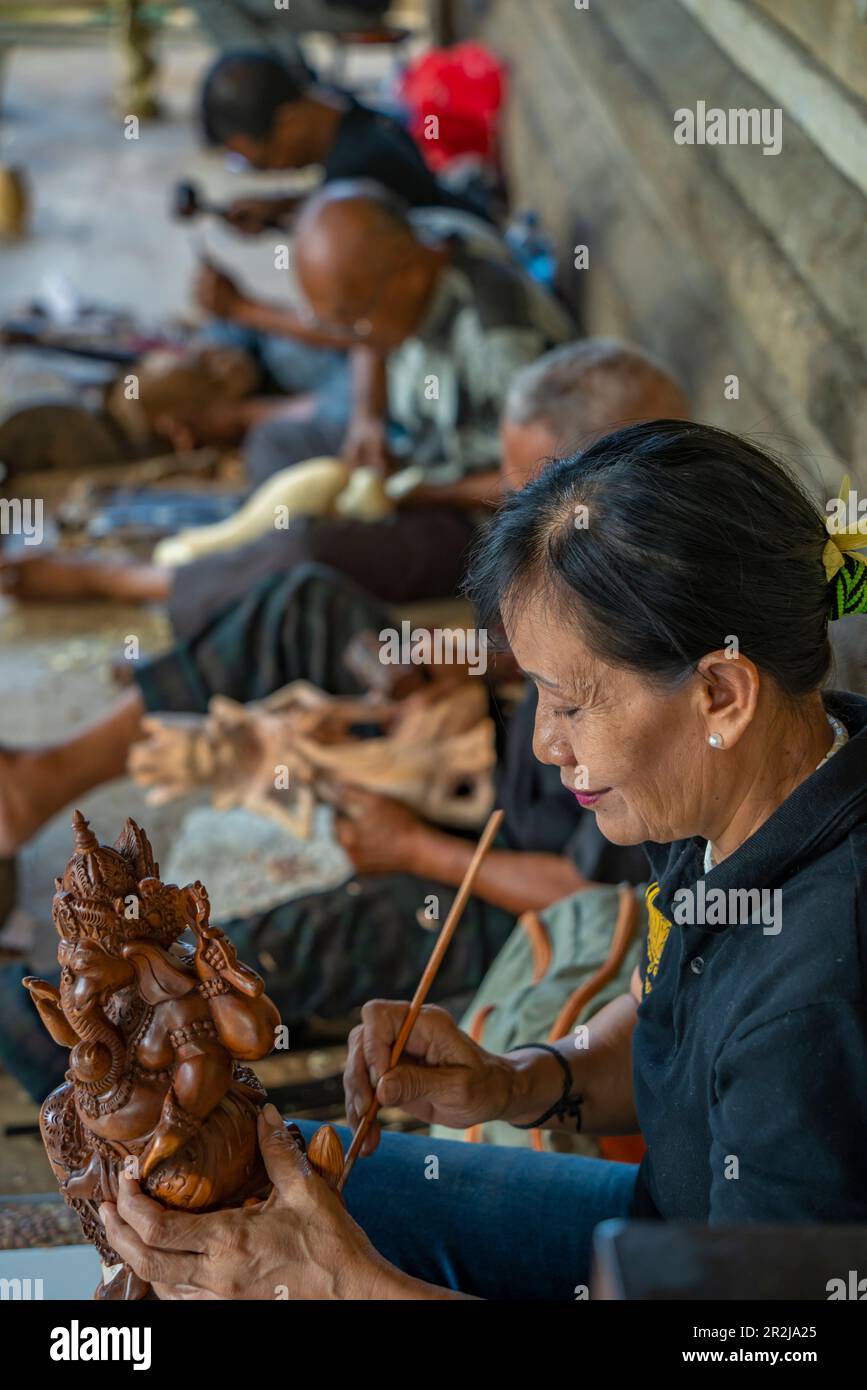 Holzschnitzereien in der Nähe von Sukawat, Denpasar City, Bali, Indonesien, Südostasien, Asien Stockfoto