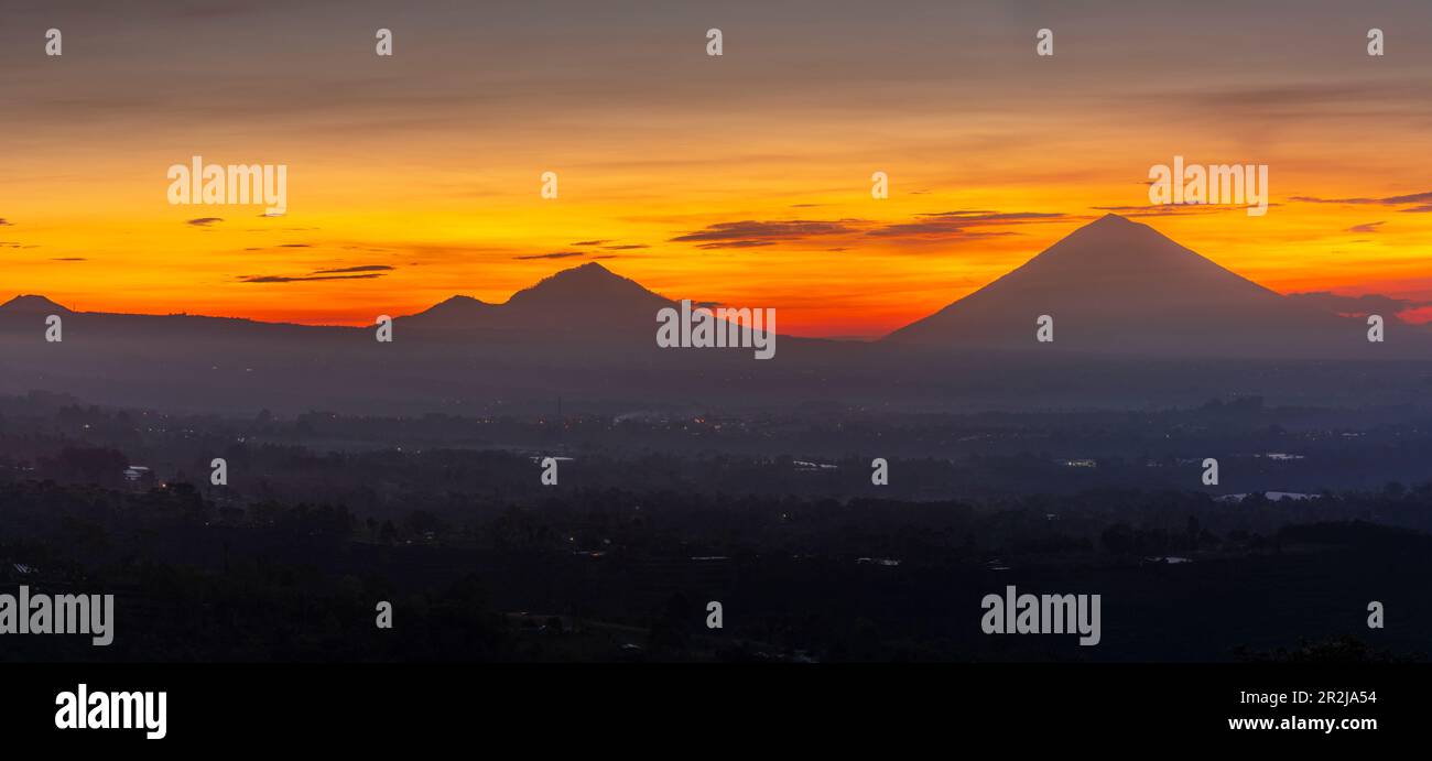 Blick auf Mount Batur und Mount Agung bei Sonnenaufgang, Bali, Indonesien, Südostasien, Asien Stockfoto