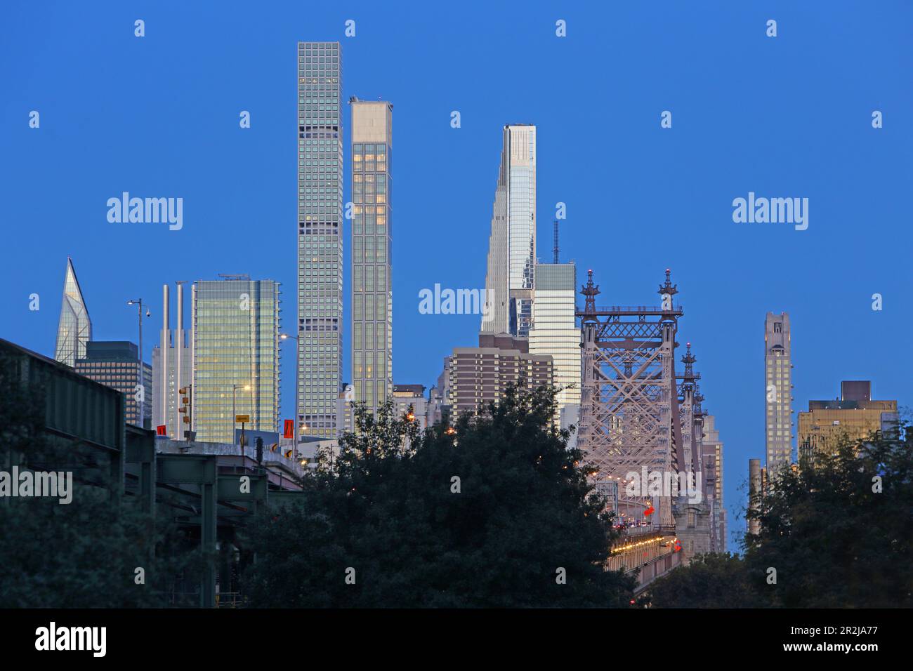 Blick von Queens nach Midtown Manhattan mit der Ed Koch Queensboro Bridge, New York, New York, USA Stockfoto