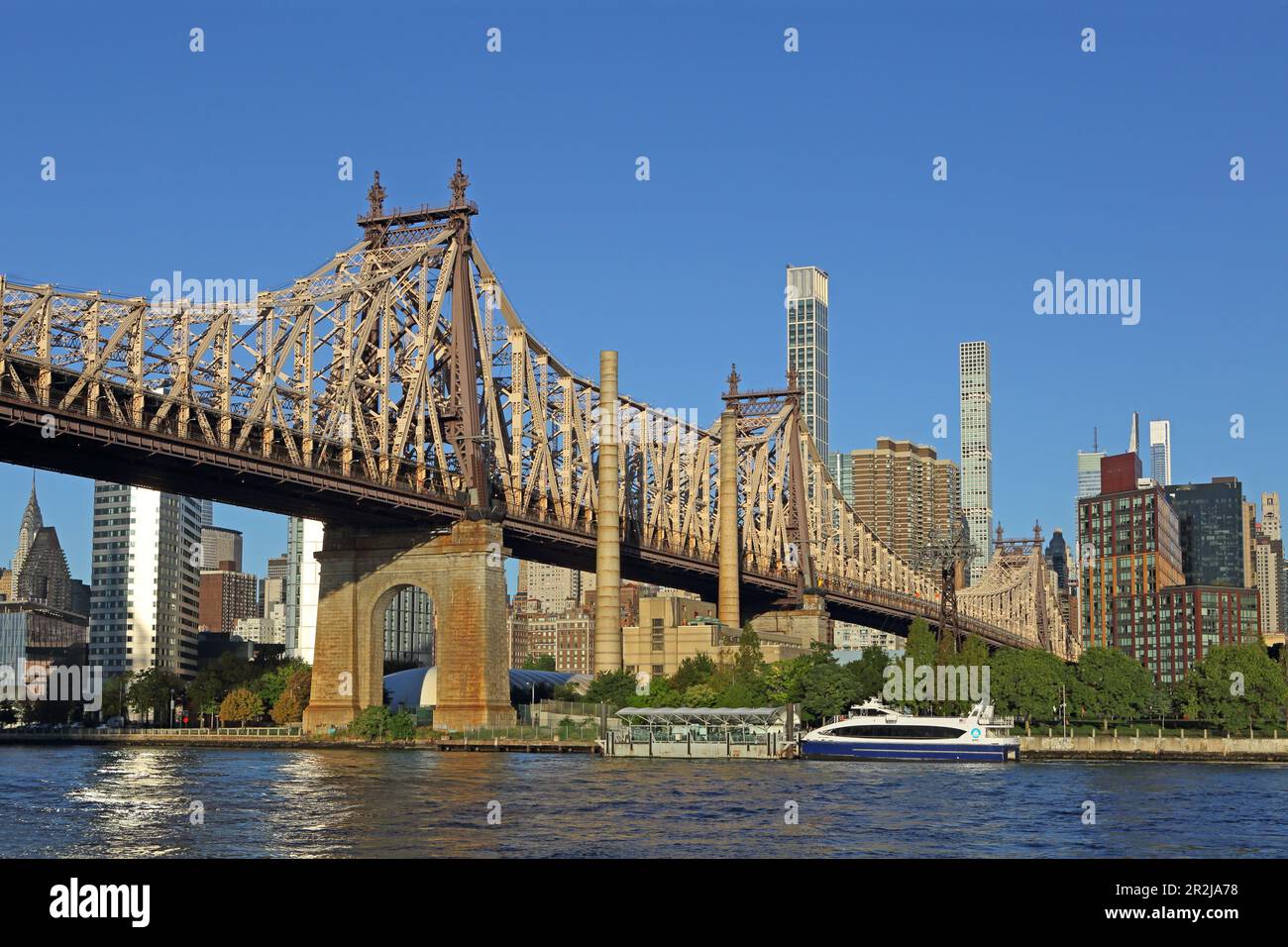 Blick von Queens über den East River nach Midtown Manhattan mit der Ed Koch Queensboro Bridge, New York, New York, USA Stockfoto
