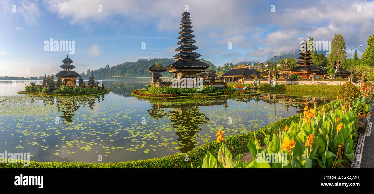 Blick auf den Ulun Danu Beratan-Tempel auf dem Bratan-See nach Sonnenaufgang, Bali, Indonesien, Südostasien, Asien Stockfoto