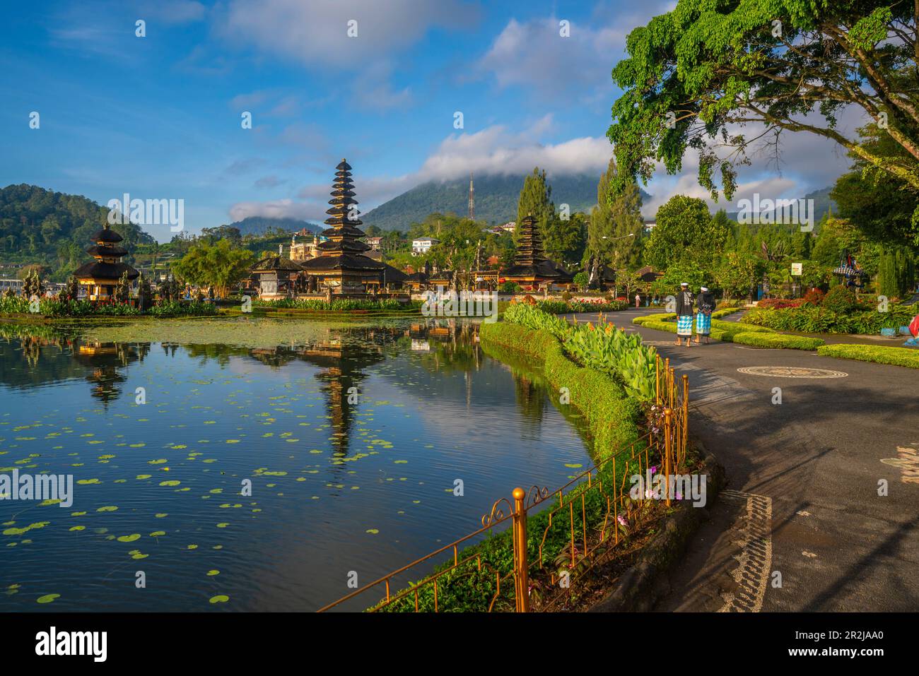 Blick auf den Ulun Danu Beratan-Tempel auf dem Bratan-See nach Sonnenaufgang, Bali, Indonesien, Südostasien, Asien Stockfoto
