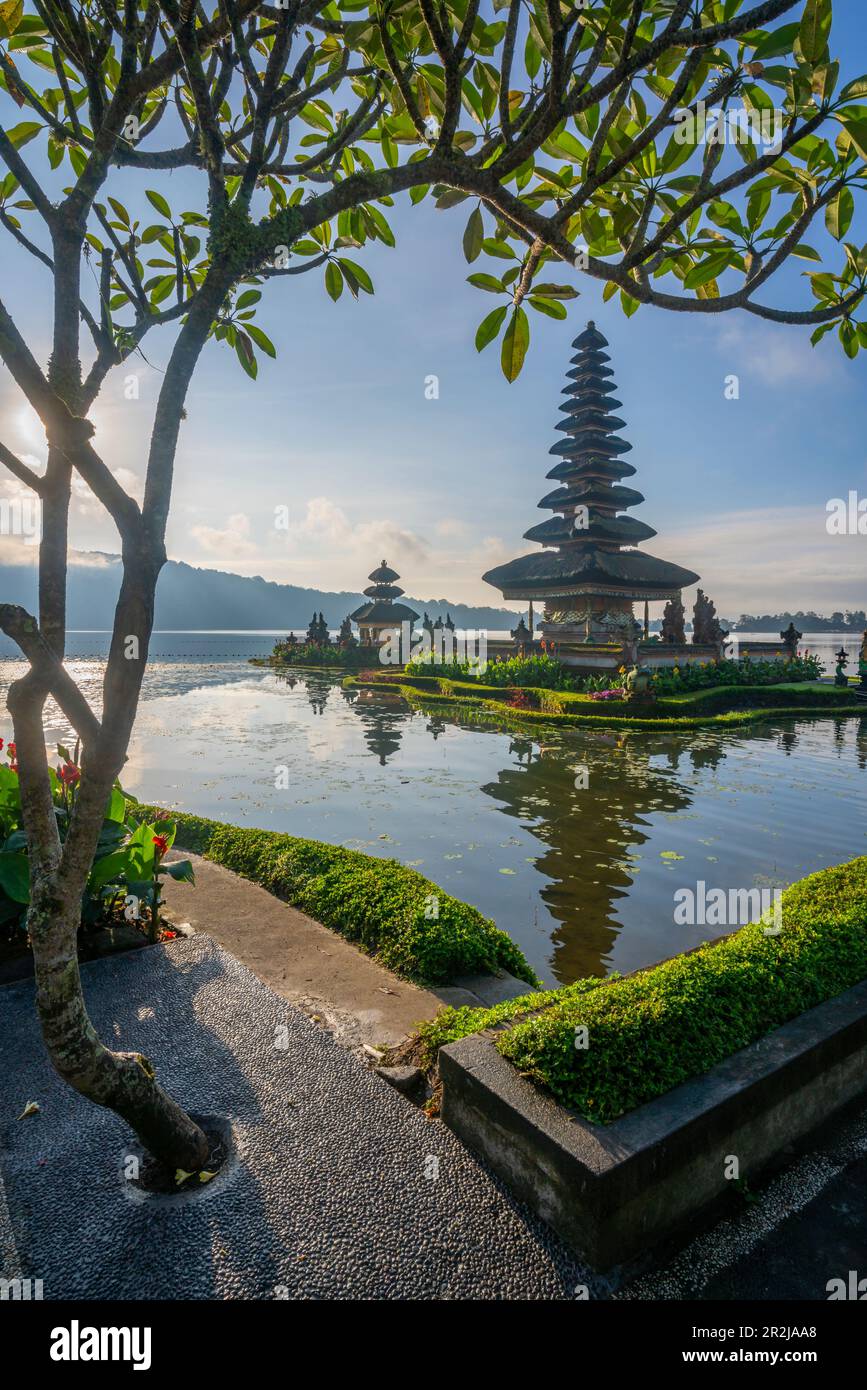 Blick auf den Ulun Danu Beratan-Tempel am Bratan-See bei Sonnenaufgang, Bali, Indonesien, Südostasien, Asien Stockfoto
