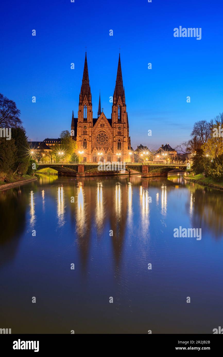 Erleuchtete Paulskirche über dem Fluss Ill, St. Paul, Elsass, Straßburg, Straßburg, UNESCO-Weltkulturerbe Straßburg, Elsass, Gr Stockfoto