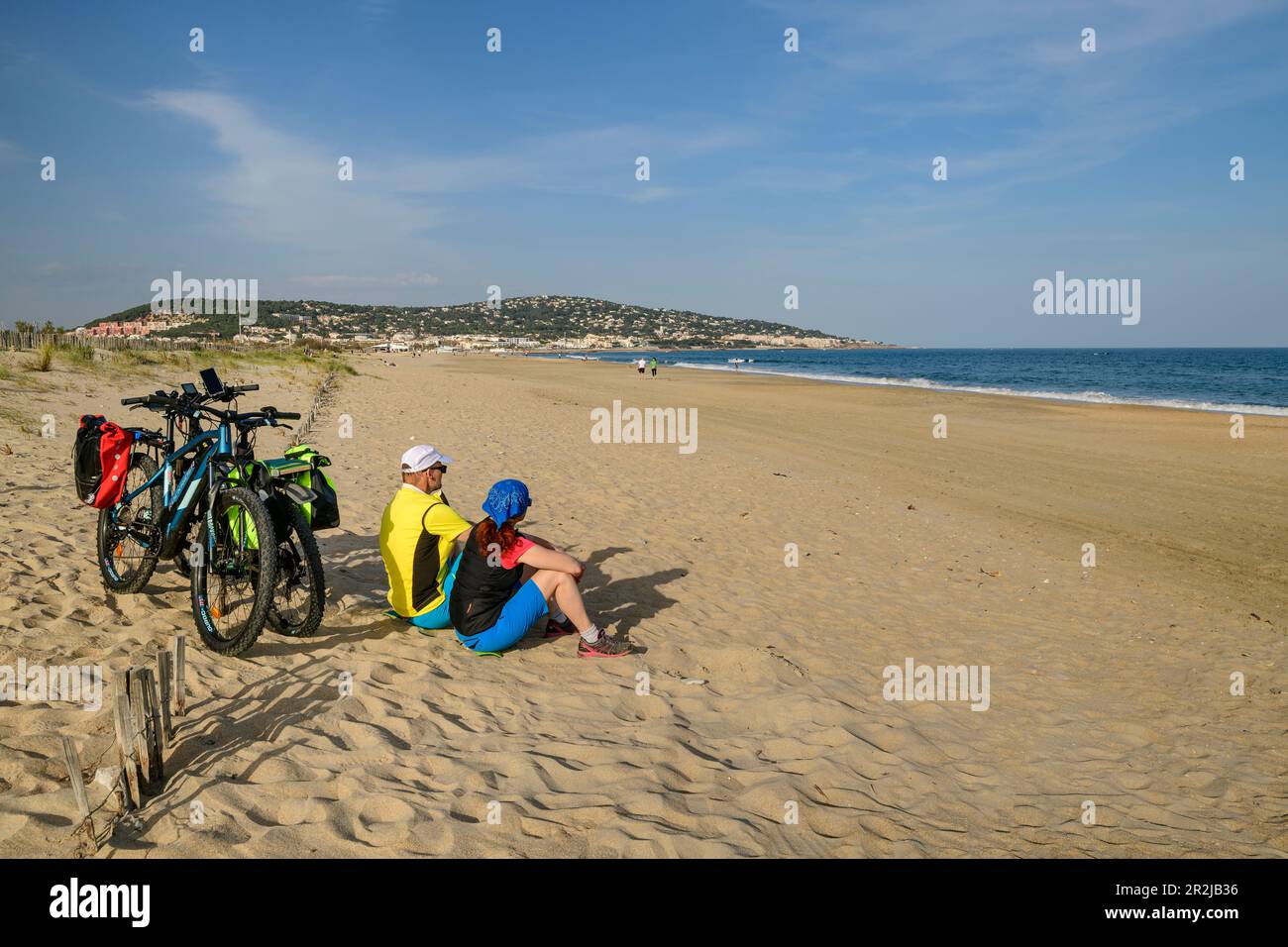 Zwei Radfahrer machen eine Pause am Strand von Sete, Sete, Canal du Midi, Canal du Midi, UNESCO-Weltkulturerbe Canal du Midi, Mittelmeer, Okzitania, Frankreich Stockfoto