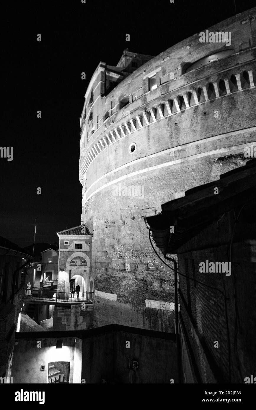 Nächtliche Aussicht auf das Castel Sant'Angelo in Rom, Italien Stockfoto