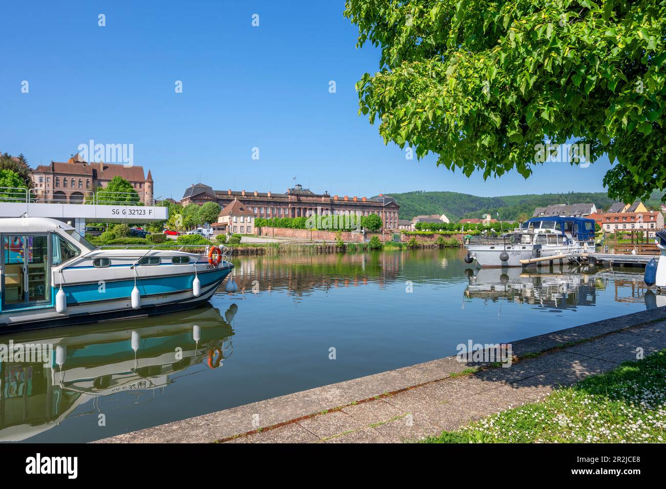 Yachthafen mit Château des Rohan (Château Neuf) in Saverne, Bas-Rhin, Elsass, Grand Est, Elsass-Champagne-Ardenne-Lothringen, Frankreich Stockfoto