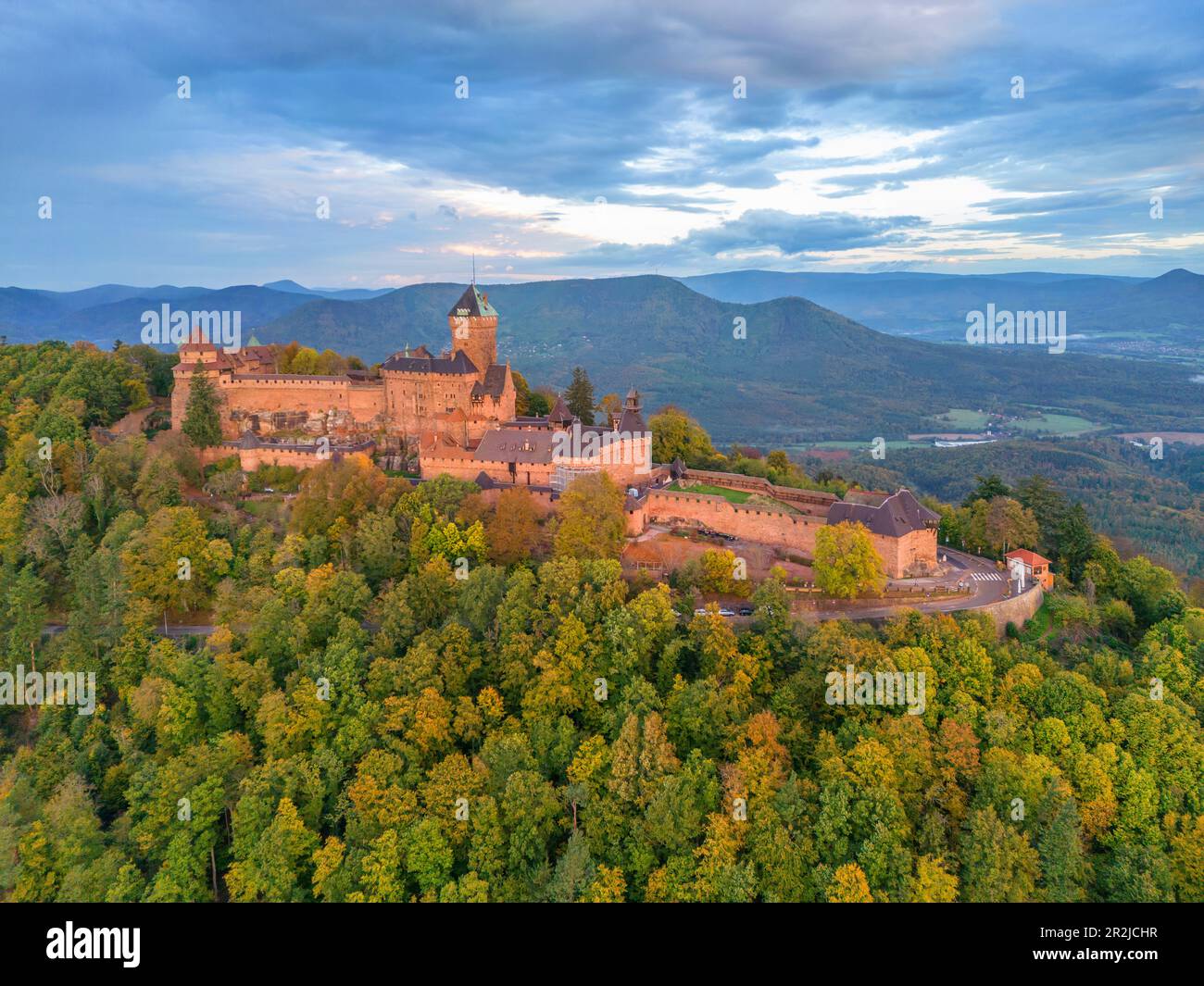 Haut-Königsburg bei Sonnenaufgang, (Château du Haut-Kœnigsbourg), Orschwiller, Bas-Rhin, Route des Vins d'Alsace, Elsass Weinstraße, Grand Est, Alsa Stockfoto