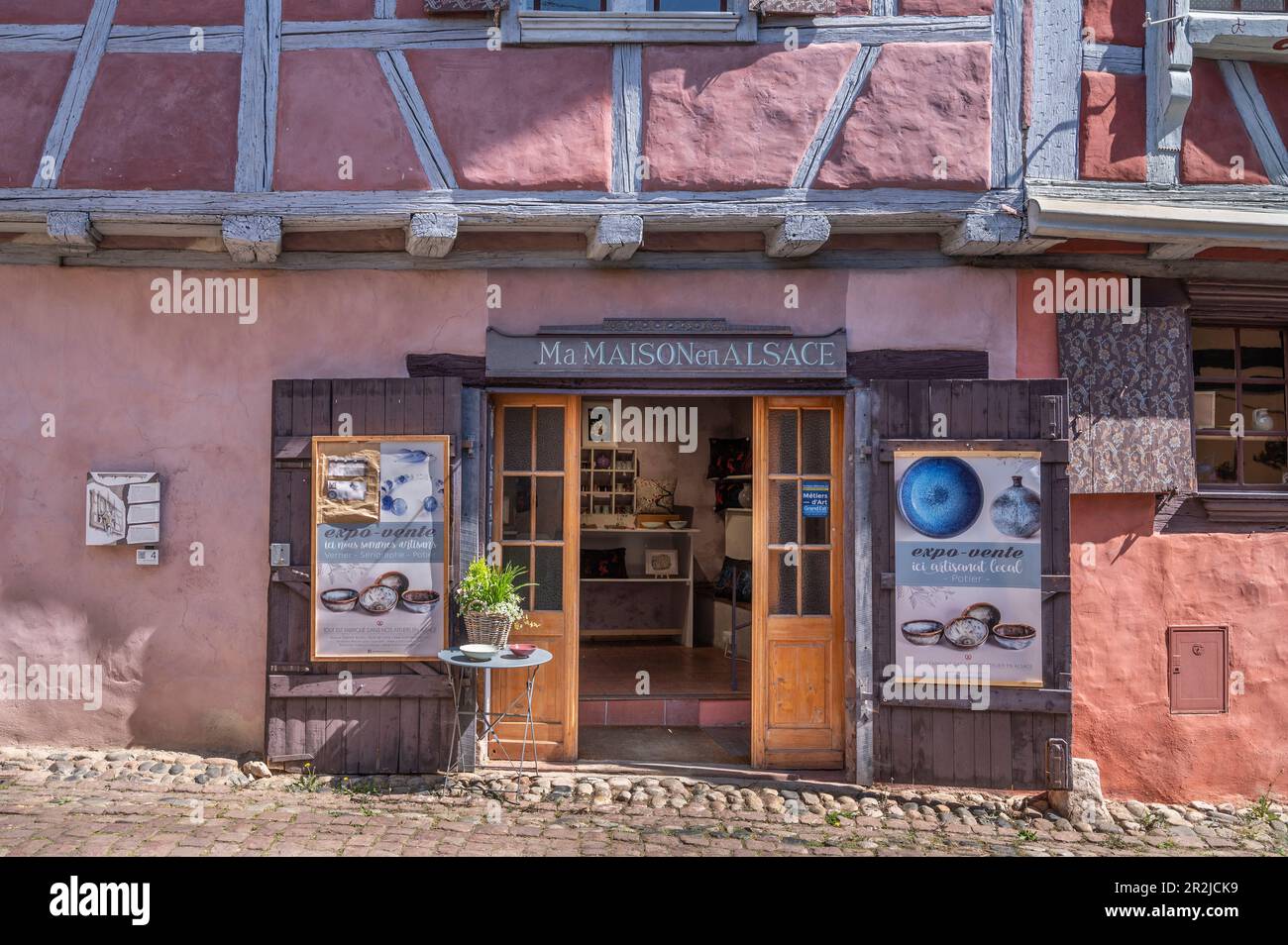 Shopping in Eguisheim, Haut-Rhin, Route des Vins d'Alsace, Elsass Weinstraße, Grand Est, Elsass-Champagne-Ardenne-Lorraine, Frankreich Stockfoto