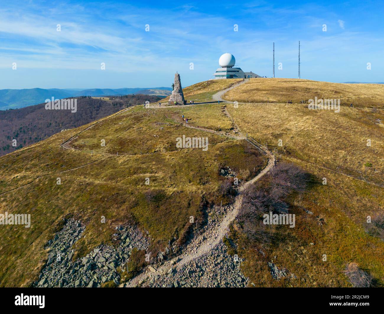 Denkmal für Diables Bleus und Radarstation, großes Belchen, Grand Ballon de Guebwiller in den Vogesen, Soultz-Haut-Rhin, Grand Est, Elsass-Champagne-Ar Stockfoto