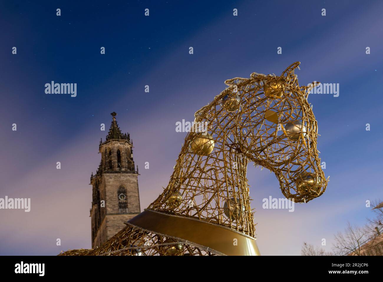 Goldene Pferdeskulptur, Magdeburger Dom, Magdeburg, Sachsen-Anhalt, Deutschland Stockfoto