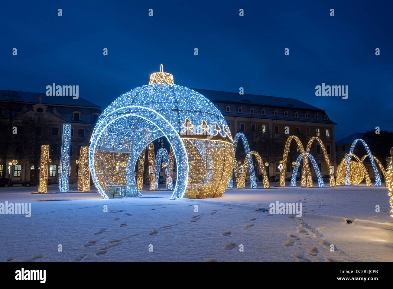 Schneebedeckter Domplatz, glühende Weihnachtsbälle, Weihnachtslichter, Magdeburg, Sachsen-Anhalt, Deutschland Stockfoto