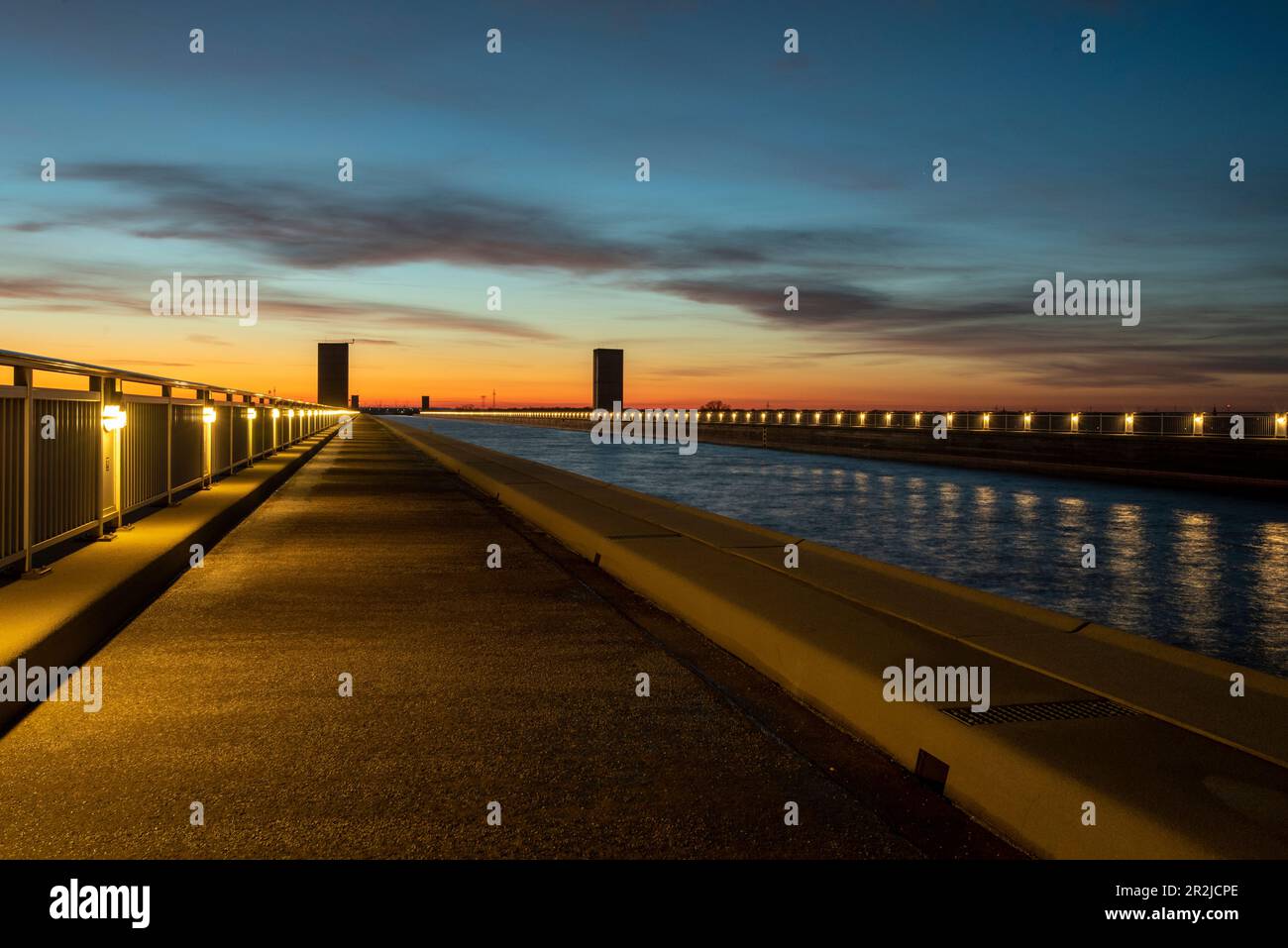 Sonnenuntergang am Magdeburger Wasserstraßenübergang, Mittellandkanal führt in die Talbrücke über die Elbe, die längste Kanalbrücke Europas, Magdeburg, Sachsen-Anhalt, Stockfoto