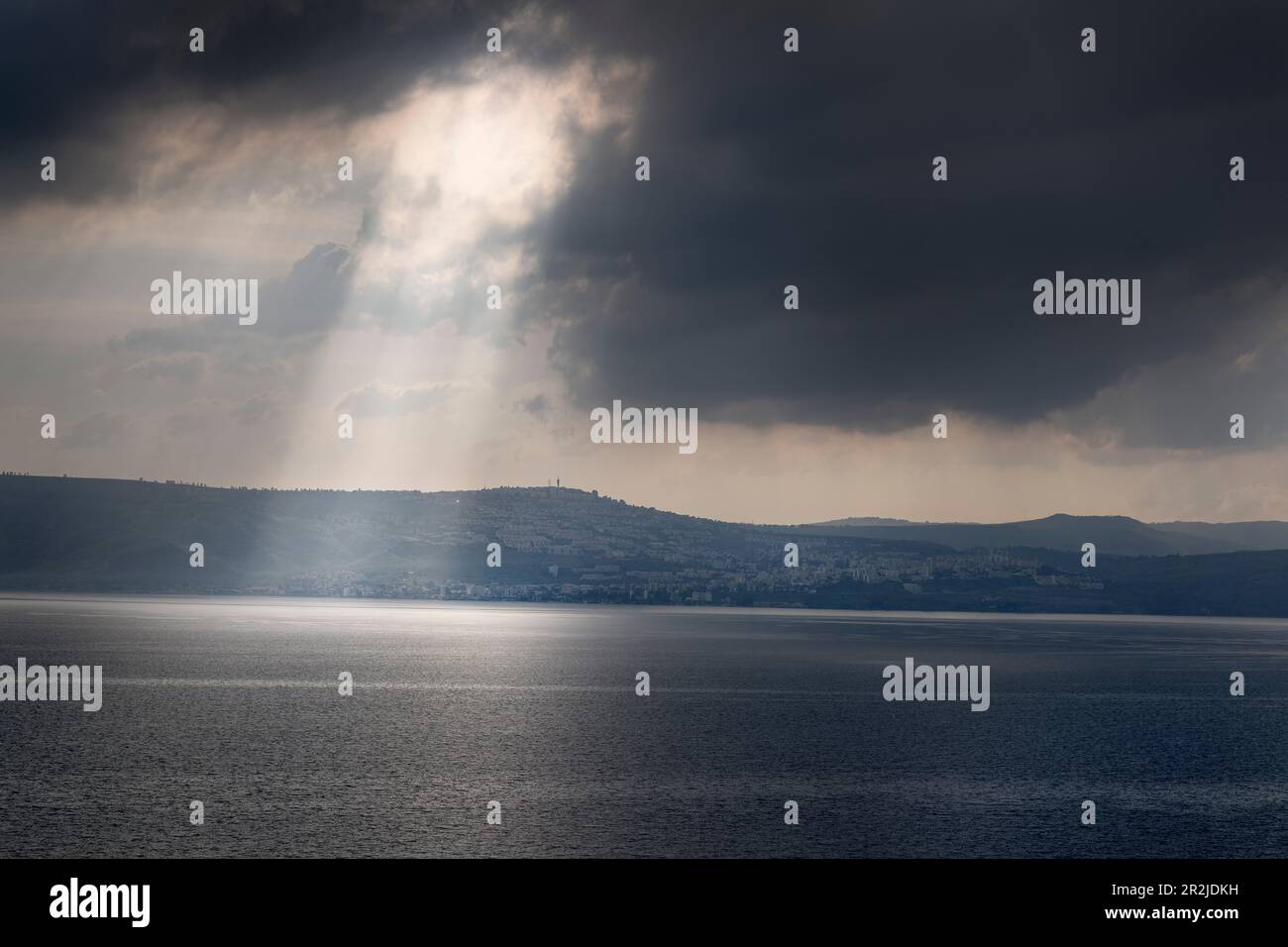 Himmlischer Lichtstrahl beleuchtet selektiv das Meer von Galiläa, Israel, Nahost, Asien Stockfoto