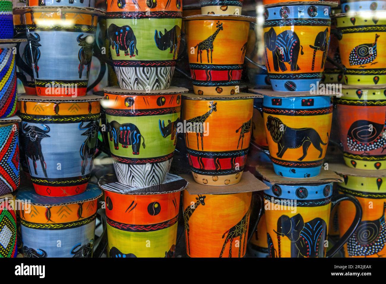 Kaffeetassen oder Tassen mit bunten Tieren, Kapstadt, Südafrika. Stockfoto