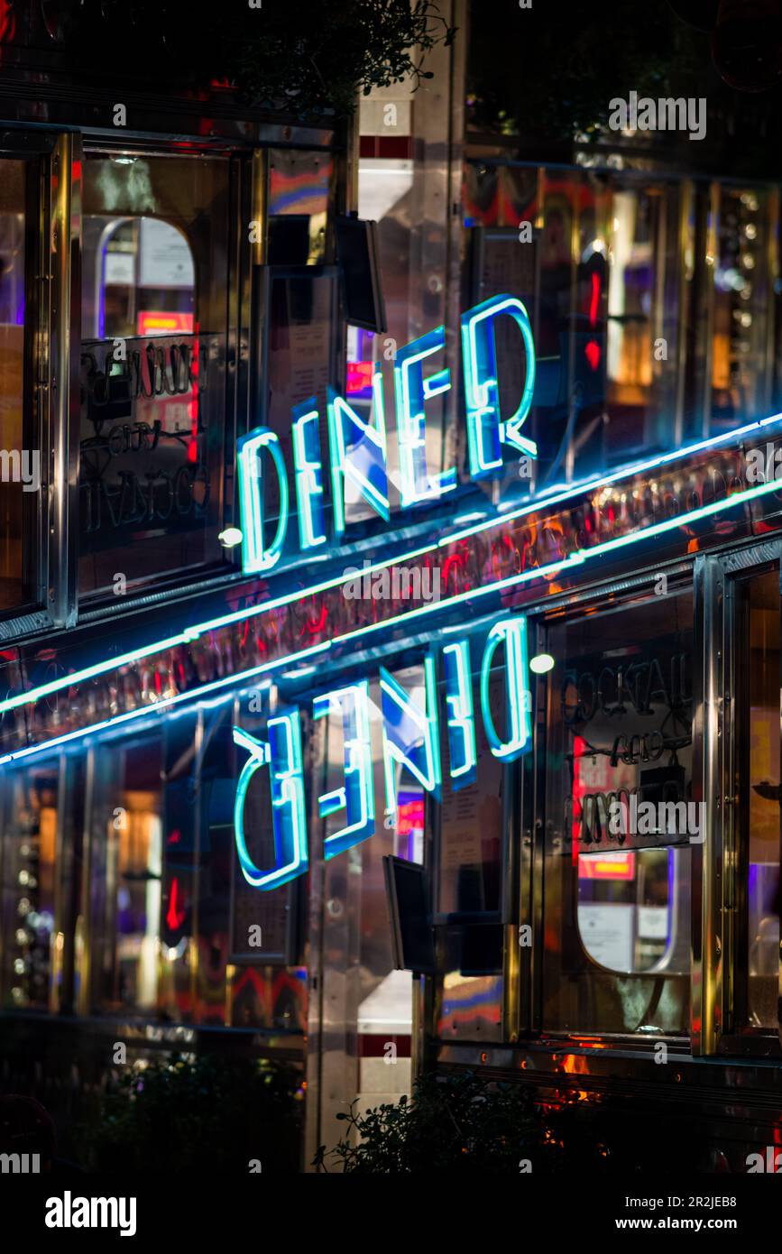 Doppelte Aufdeckung eines Neon-Diner-Schilds in Miami, Florida Stockfoto