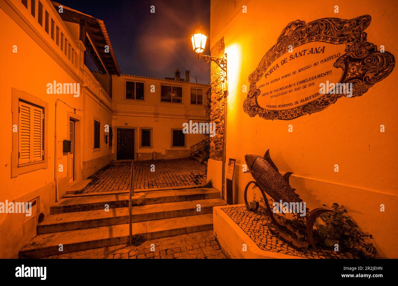 Porta de Sant'Ana, Altstadtgasse in Albufeira in der Laterne, Algarve, Portugal Stockfoto