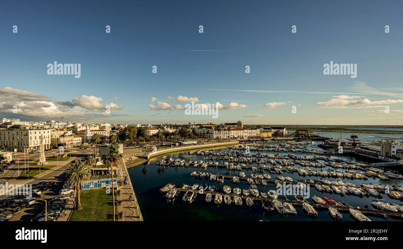 Blick auf die Altstadt, den Yachthafen und die Ria Formosa, Faro, Algarve, Portugal Stockfoto