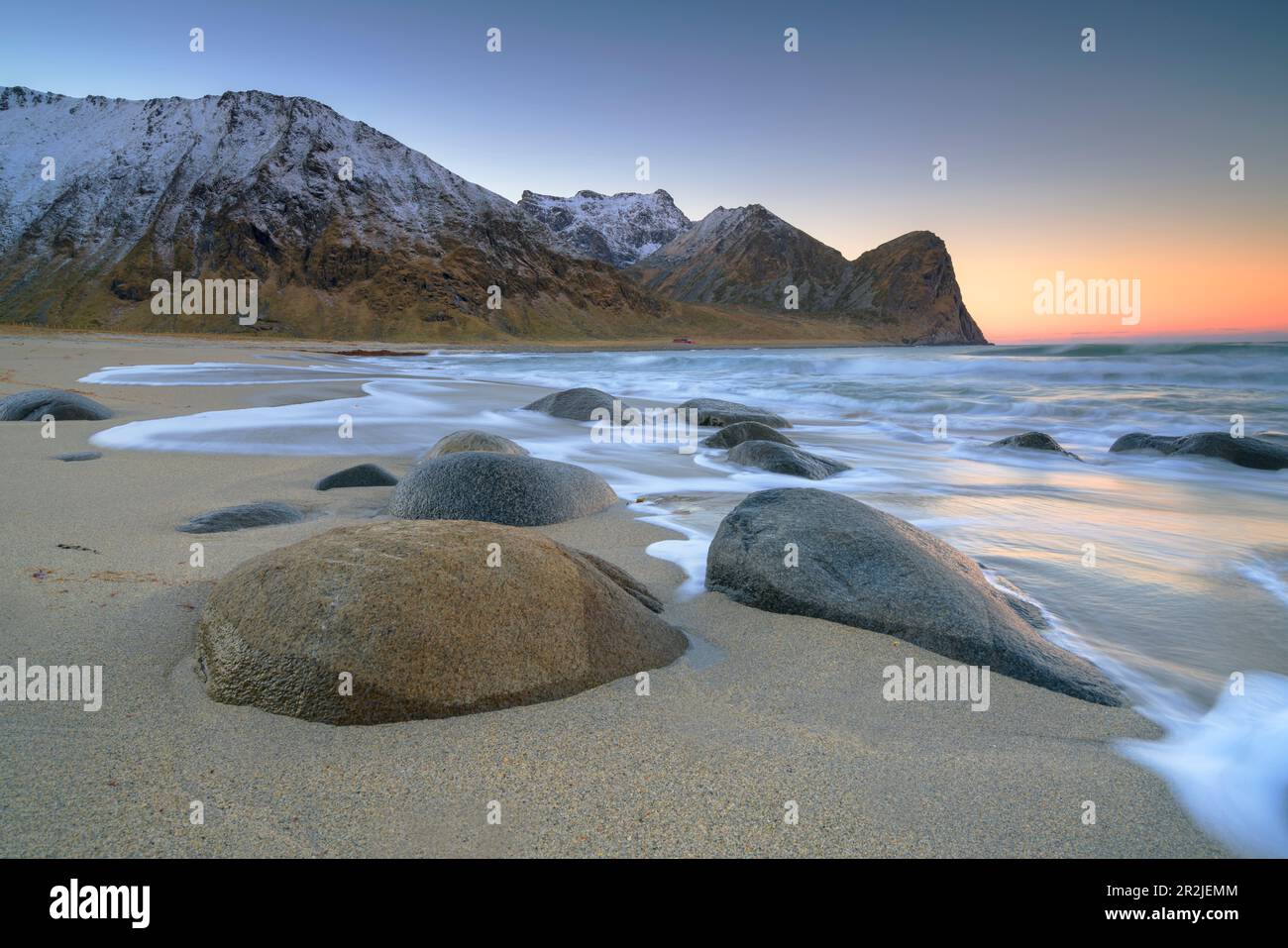 Morgengrauen in Unstad Beach, Lofoten, Norwegen. Stockfoto