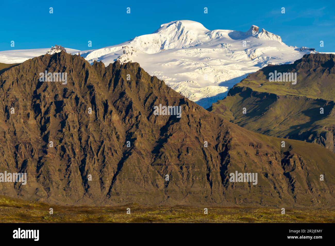 Berglandschaft mit dem Vulkan Hvannadalshnúkur auf Island, Island. Stockfoto