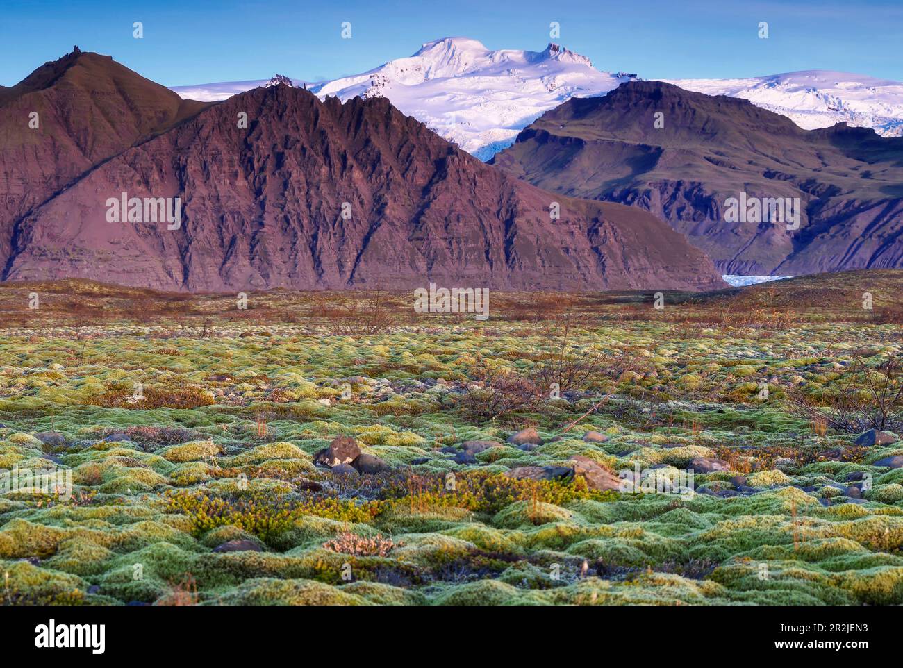 Berglandschaft mit dem Vulkan Hvannadalshnúkur auf Island, Island. Stockfoto