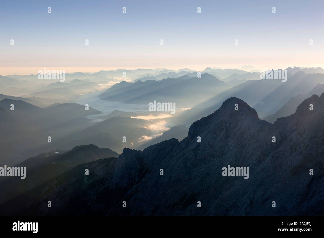 Blick vom Gipfel der Zugspitze auf das Isartal, Bayern, Deutschland Stockfoto