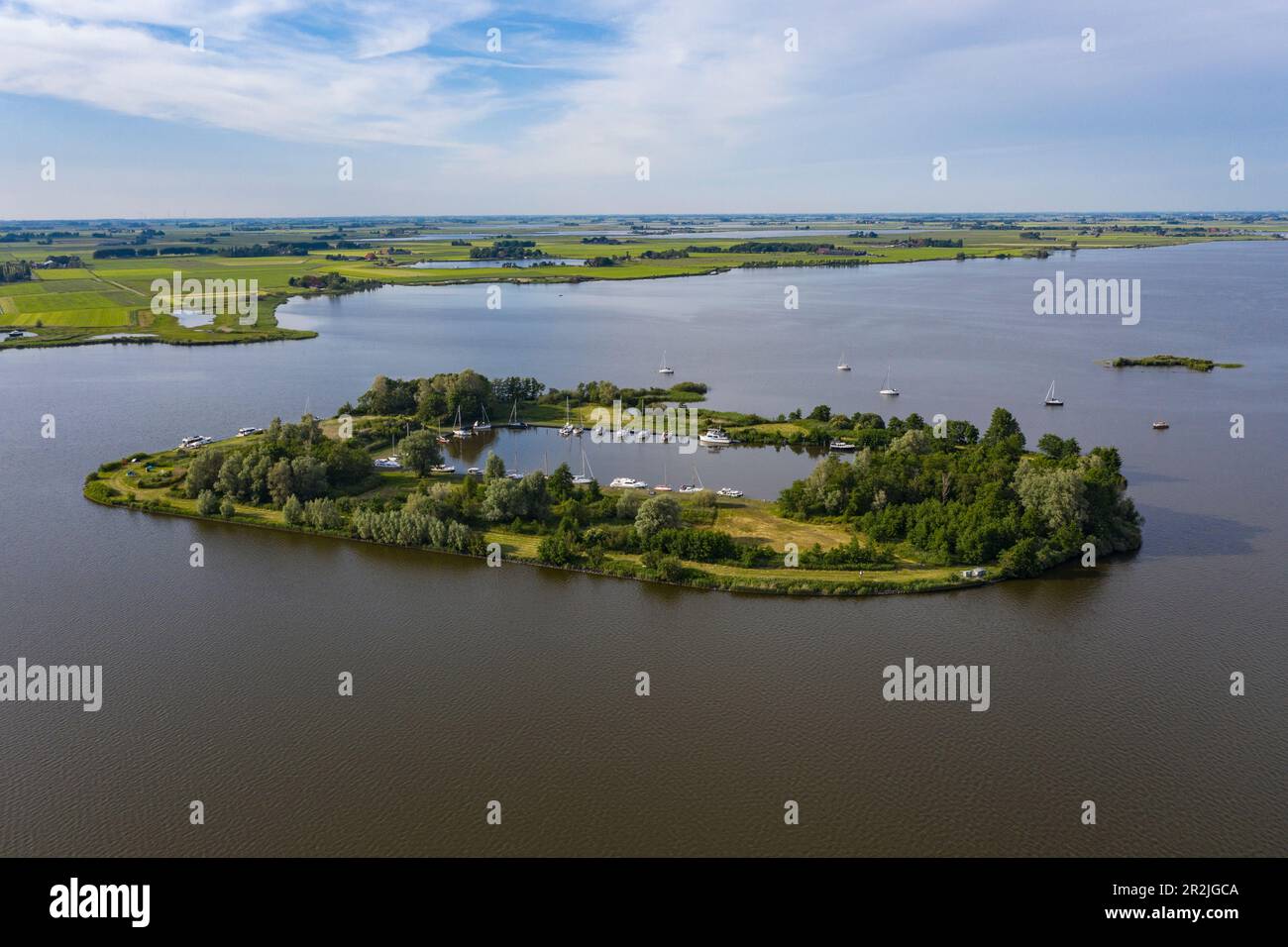 Luftaufnahme von Booten, die auf der Insel Nieuwe Kruispolle im Fluezen-See, nahe IT Heidenskip, Friesland, Niederlande, Europa festgemacht sind Stockfoto