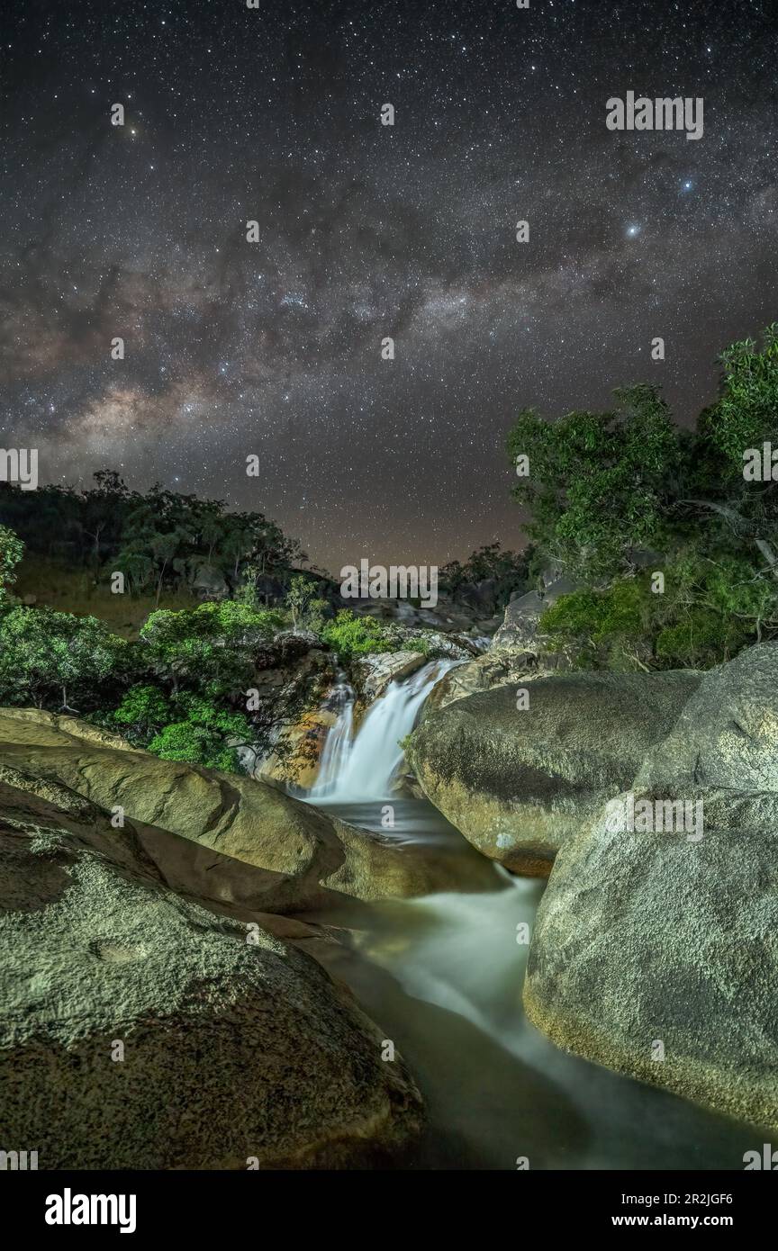 Ein atemberaubendes Nachtbild der Emerald Creek Falls, durchquert von der Milchstraße in einer klaren Nacht in Mareeba, Queensland, Australien. Stockfoto