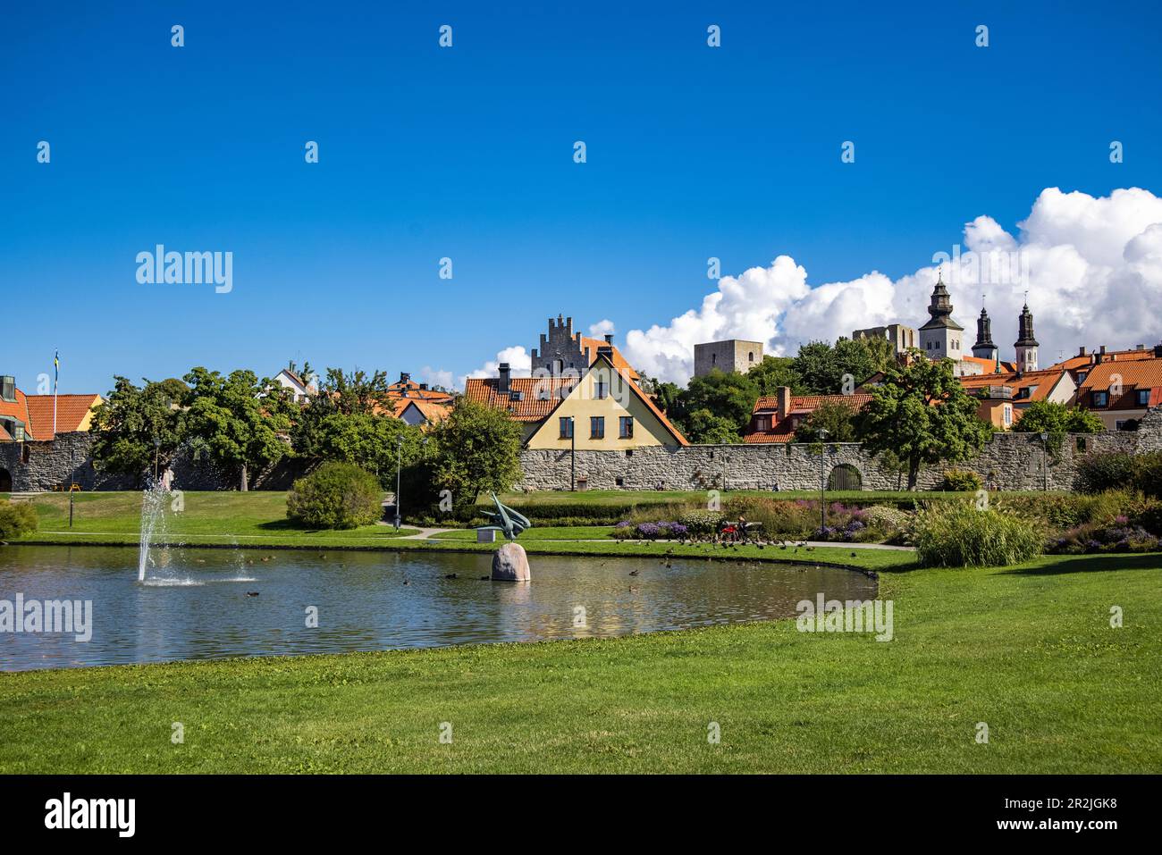 See mit Brunnen im Almedalen Park in der Altstadt, Visby, Gotland, Schweden, Europa Stockfoto