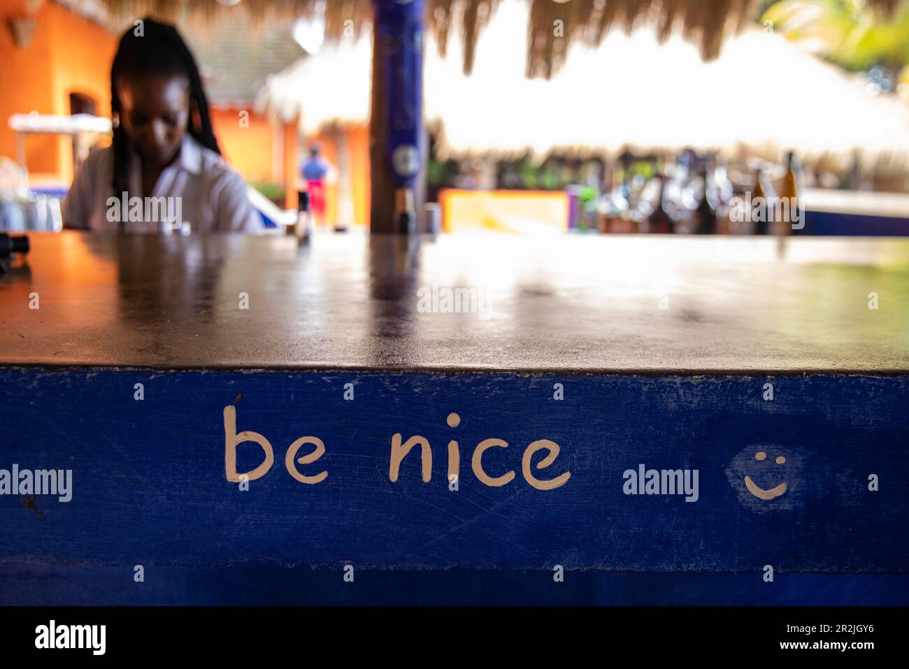 &#39;Be Nice'39; Schriftzug auf der Bar im Laluna Resort, Morne Rouge, Saint George, Grenada, Karibik Stockfoto