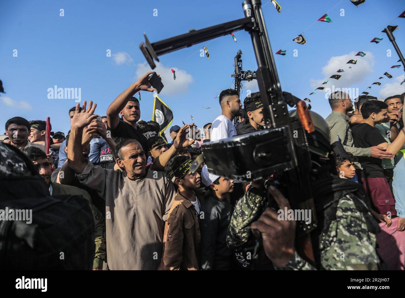 Gaza, Palästina. 19. Mai 2023. Anhänger des Islamischen Dschihad nehmen an einer Kundgebung zum Gedenken an die Kommandeure und Agenten der Gruppe Teil, die Israel im jüngsten grenzüberschreitenden Konflikt in Gaza-Stadt getötet hat. Kredit: SOPA Images Limited/Alamy Live News Stockfoto