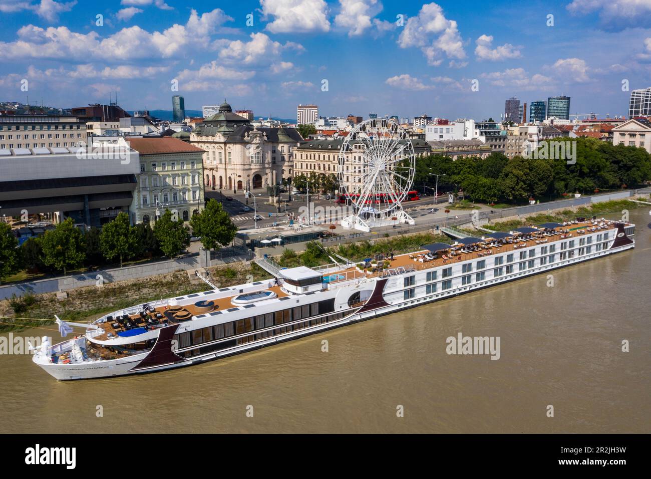 Blick aus der Vogelperspektive auf das Kreuzfahrtschiff Excellence Empress (Reisebüro Mittelthurgau), das an der Donau mit der Stadt dahinter anlegt, Bratislava, Bratislava, S. Stockfoto
