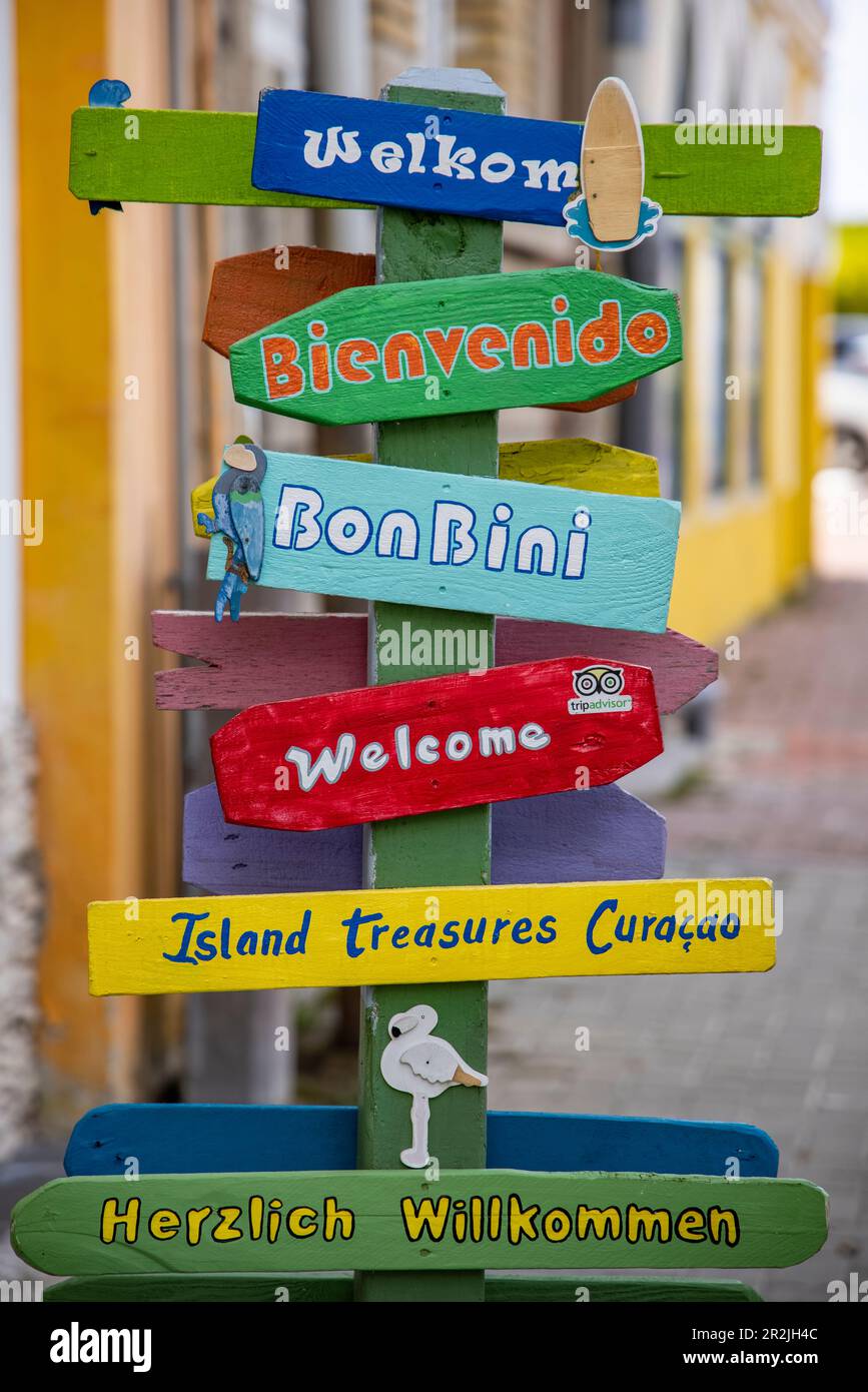 Farbenfrohe Begrüßungsschilder in verschiedenen Sprachen vor dem Souvenirladen in Punda, Willemstad, Curacao, Niederländische Antillen, Karibik Stockfoto