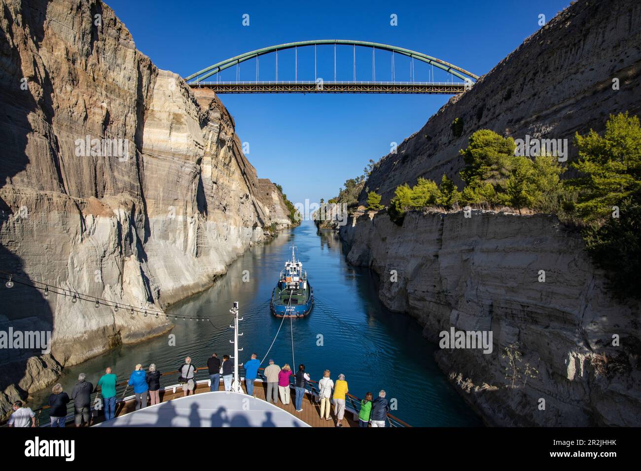 Bug der Expedition Kreuzfahrtschiff World Explorer (Nicko Cruises) hinter einem Schlepper während der Passage des Kanals von Korinth, nahe Korinth, Peloponnes, Griechenland, Stockfoto