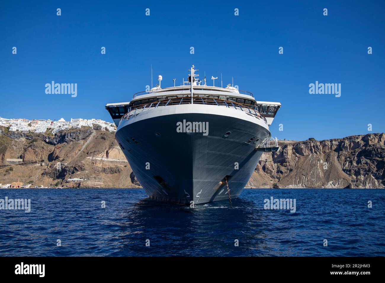 Expeditions-Kreuzfahrtschiff World Explorer (Nicko-Kreuzfahrten) mit Häusern auf den Klippen dahinter, Santorin, Südosteuropa, Griechenland, Europa Stockfoto